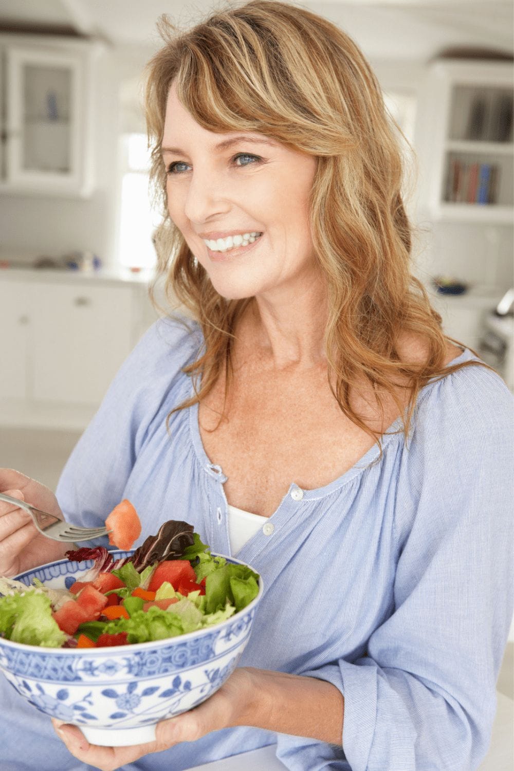 frau mittleren alters ist gesunden frischen salat